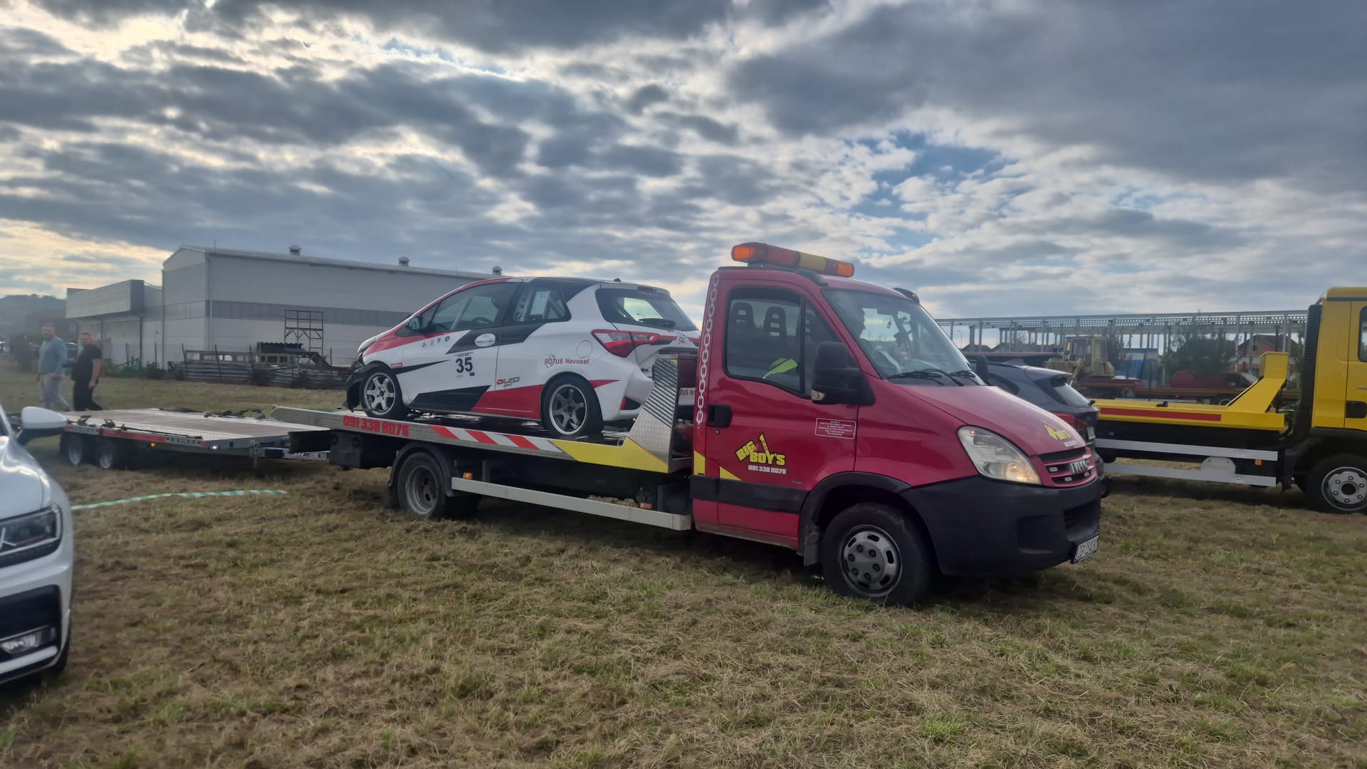 Big Boy's vučna služba - Iveco Daily s rally autom na terenu
